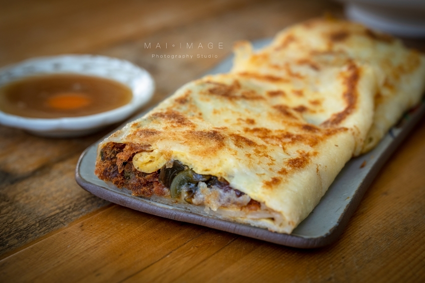 桃園中壢美食｜好貳Coffee Home Cuisine，中壢中正公園對面翻轉台味文青早午餐。古早味軟蛋餅、韓風金厚吐司、黑金松露拌麵必點