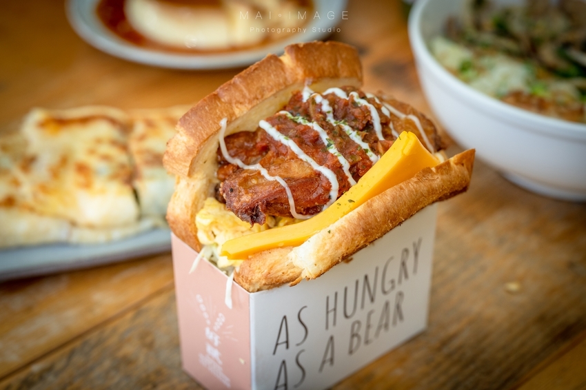 桃園中壢美食｜好貳Coffee Home Cuisine，中壢中正公園對面翻轉台味文青早午餐。古早味軟蛋餅、韓風金厚吐司、黑金松露拌麵必點