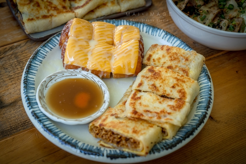 桃園中壢美食｜好貳Coffee Home Cuisine，中壢中正公園對面翻轉台味文青早午餐。古早味軟蛋餅、韓風金厚吐司、黑金松露拌麵必點