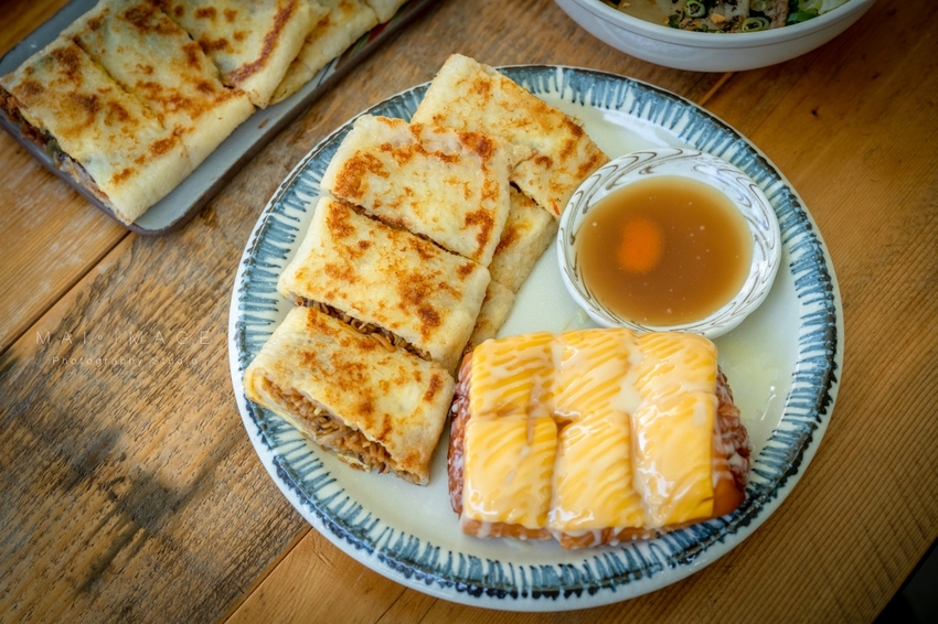 桃園中壢美食｜好貳Coffee Home Cuisine，中壢中正公園對面翻轉台味文青早午餐。古早味軟蛋餅、韓風金厚吐司、黑金松露拌麵必點