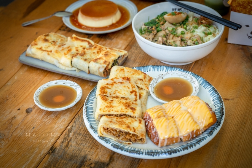 桃園中壢美食｜好貳Coffee Home Cuisine，中壢中正公園對面翻轉台味文青早午餐。古早味軟蛋餅、韓風金厚吐司、黑金松露拌麵必點