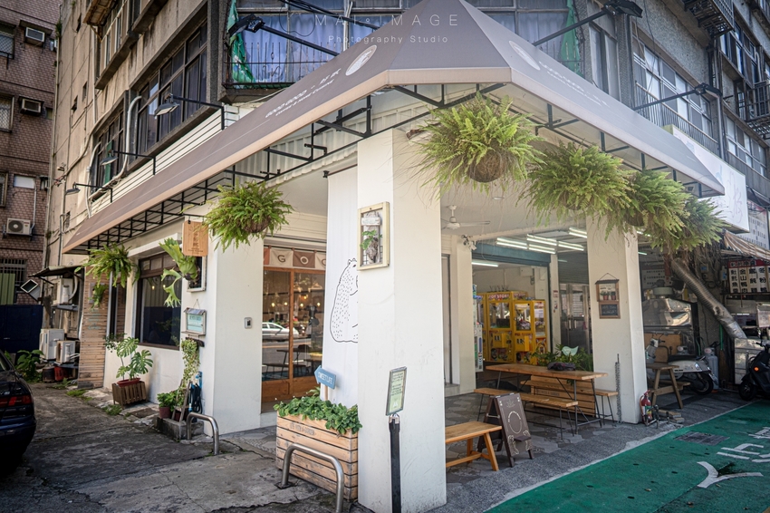 桃園中壢美食｜好貳Coffee Home Cuisine，中壢中正公園對面翻轉台味文青早午餐。古早味軟蛋餅、韓風金厚吐司、黑金松露拌麵必點