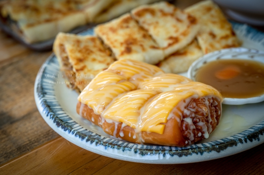 桃園中壢美食｜好貳Coffee Home Cuisine，中壢中正公園對面翻轉台味文青早午餐。古早味軟蛋餅、韓風金厚吐司、黑金松露拌麵必點