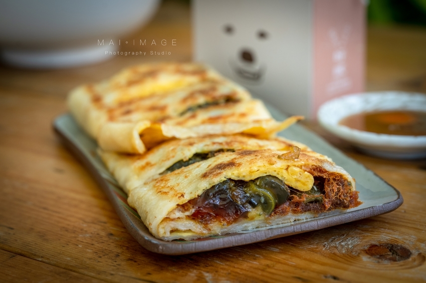 桃園中壢美食｜好貳Coffee Home Cuisine，中壢中正公園對面翻轉台味文青早午餐。古早味軟蛋餅、韓風金厚吐司、黑金松露拌麵必點