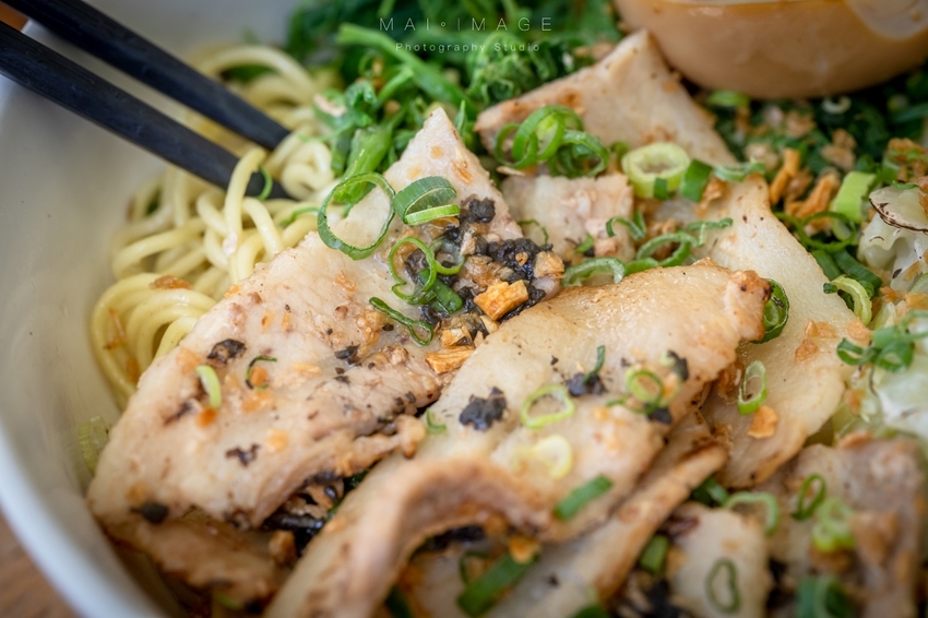 桃園中壢美食｜好貳Coffee Home Cuisine，中壢中正公園對面翻轉台味文青早午餐。古早味軟蛋餅、韓風金厚吐司、黑金松露拌麵必點