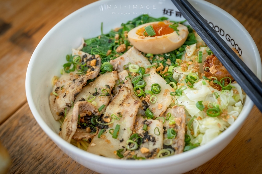 桃園中壢美食｜好貳Coffee Home Cuisine，中壢中正公園對面翻轉台味文青早午餐。古早味軟蛋餅、韓風金厚吐司、黑金松露拌麵必點