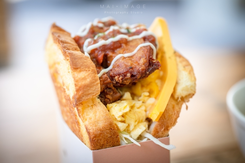 桃園中壢美食｜好貳Coffee Home Cuisine，中壢中正公園對面翻轉台味文青早午餐。古早味軟蛋餅、韓風金厚吐司、黑金松露拌麵必點