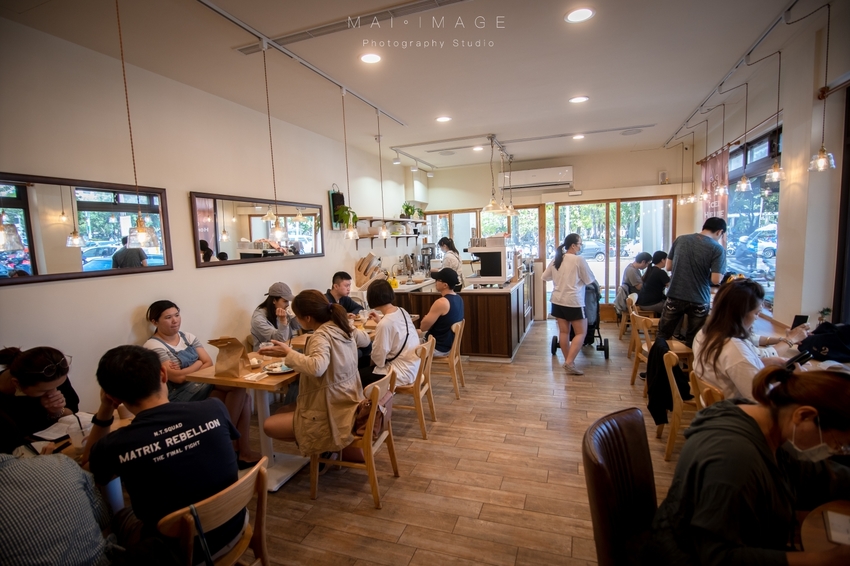 桃園中壢美食｜好貳Coffee Home Cuisine，中壢中正公園對面翻轉台味文青早午餐。古早味軟蛋餅、韓風金厚吐司、黑金松露拌麵必點