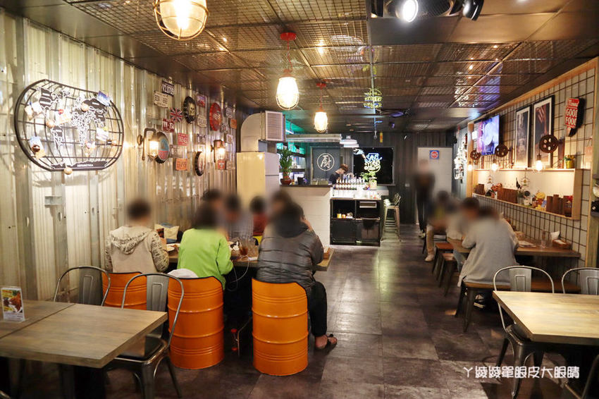 新竹大遠百附近美食推薦洋相餐酒館！新竹火車站附近宵夜美食，生啤酒299元無限暢飲，週四調酒買一送一