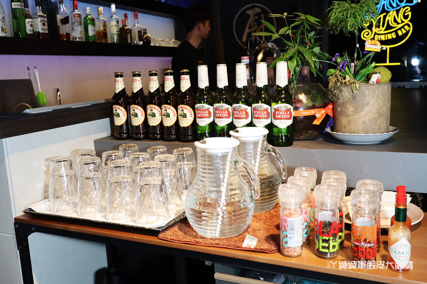 新竹大遠百附近美食推薦洋相餐酒館!新竹火車站附近宵夜美食,生啤酒299元無限暢飲,週四調酒買一送一