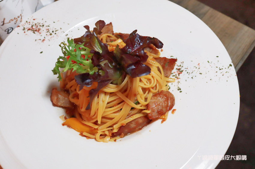 新竹大遠百附近美食推薦洋相餐酒館!新竹火車站附近宵夜美食,生啤酒299元無限暢飲,週四調酒買一送一