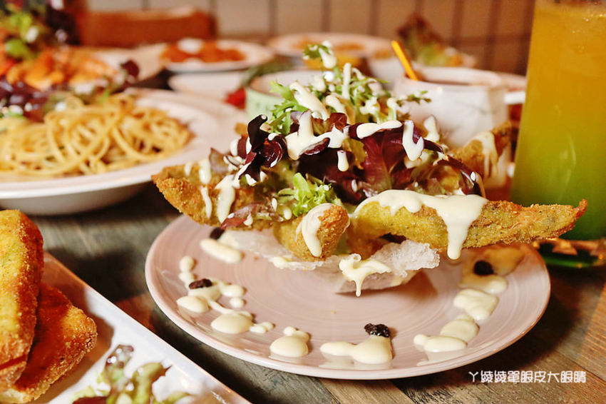 新竹大遠百附近美食推薦洋相餐酒館!新竹火車站附近宵夜美食,生啤酒299元無限暢飲,週四調酒買一送一