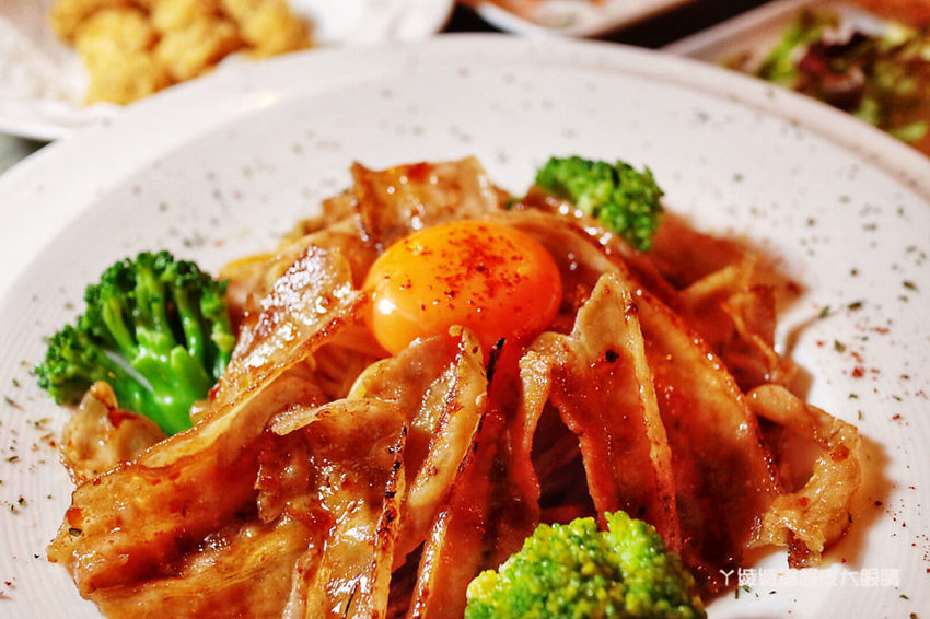 新竹大遠百附近美食推薦洋相餐酒館!新竹火車站附近宵夜美食,生啤酒299元無限暢飲,週四調酒買一送一