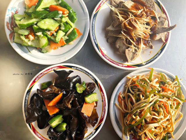 【台中 沙鹿】豐原「通」排骨麵，位於沙鹿台中銀行前，宵夜場老字號平價美食，在地人激推，令人忘不了的滋味，尤其乾麵加辣根本無敵，時不時就會想起這一味💓