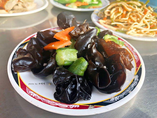 【台中 沙鹿】豐原「通」排骨麵，位於沙鹿台中銀行前，宵夜場老字號平價美食，在地人激推，令人忘不了的滋味，尤其乾麵加辣根本無敵，時不時就會想起這一味💓