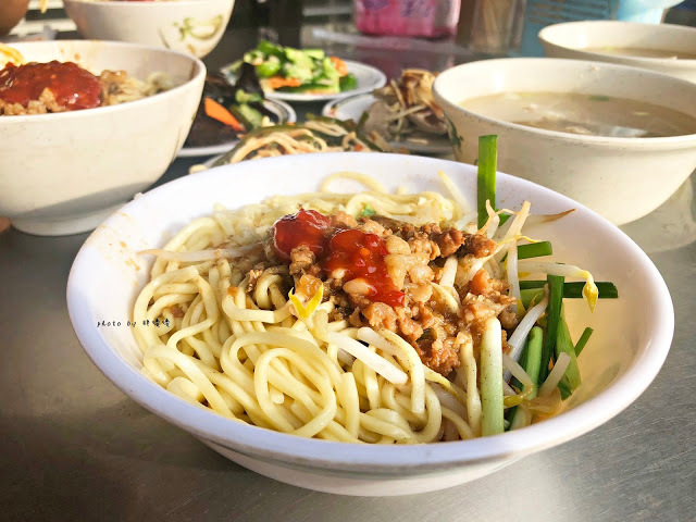 【台中 沙鹿】豐原「通」排骨麵，位於沙鹿台中銀行前，宵夜場老字號平價美食，在地人激推，令人忘不了的滋味，尤其乾麵加辣根本無敵，時不時就會想起這一味💓