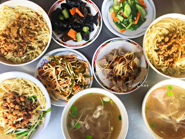 【台中 沙鹿】豐原「通」排骨麵，位於沙鹿台中銀行前，宵夜場老字號平價美食，在地人激推，令人忘不了的滋味，尤其乾麵加辣根本無敵，時不時就會想起這一味💓