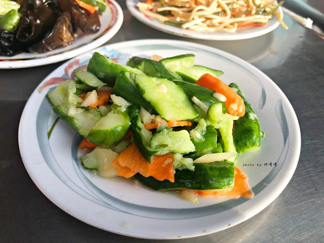 【台中 沙鹿】豐原「通」排骨麵，位於沙鹿台中銀行前，宵夜場老字號平價美食，在地人激推，令人忘不了的滋味，尤其乾麵加辣根本無敵，時不時就會想起這一味💓