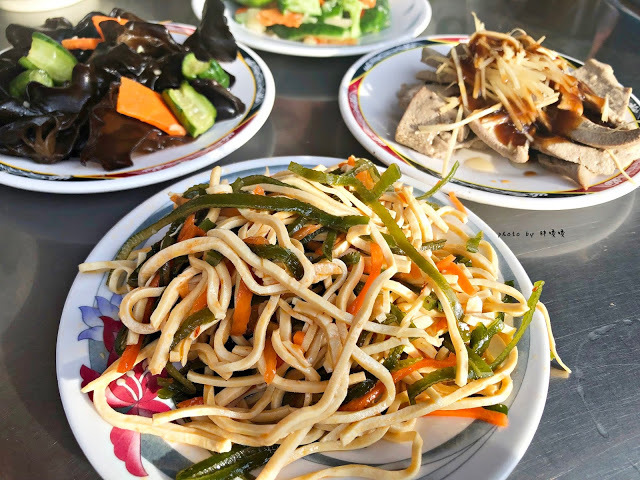 【台中 沙鹿】豐原「通」排骨麵，位於沙鹿台中銀行前，宵夜場老字號平價美食，在地人激推，令人忘不了的滋味，尤其乾麵加辣根本無敵，時不時就會想起這一味💓