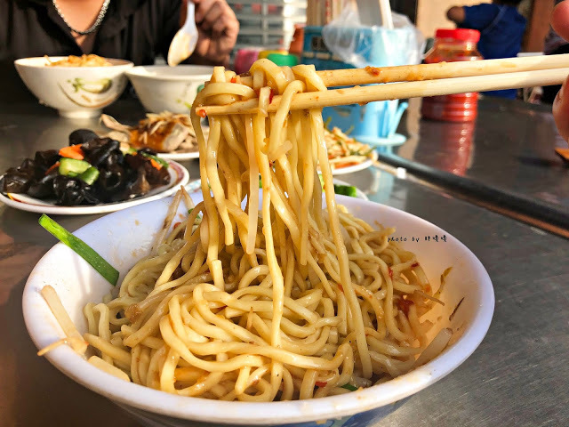 【台中 沙鹿】豐原「通」排骨麵，位於沙鹿台中銀行前，宵夜場老字號平價美食，在地人激推，令人忘不了的滋味，尤其乾麵加辣根本無敵，時不時就會想起這一味💓