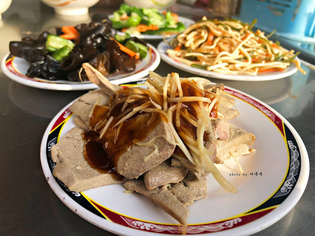 【台中 沙鹿】豐原「通」排骨麵，位於沙鹿台中銀行前，宵夜場老字號平價美食，在地人激推，令人忘不了的滋味，尤其乾麵加辣根本無敵，時不時就會想起這一味💓