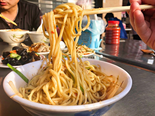 【台中 沙鹿】豐原「通」排骨麵，位於沙鹿台中銀行前，宵夜場老字號平價美食，在地人激推，令人忘不了的滋味，尤其乾麵加辣根本無敵，時不時就會想起這一味💓