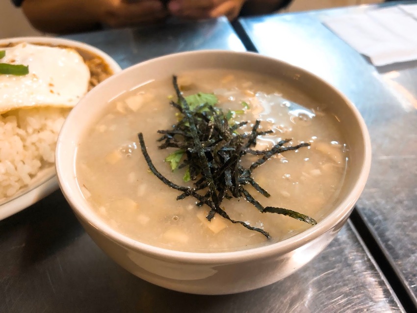 【捷運新埔站美食】迷路小巷食｜溫暖而美味的紅酒牛肉飯～感受到濃濃的台灣人情味