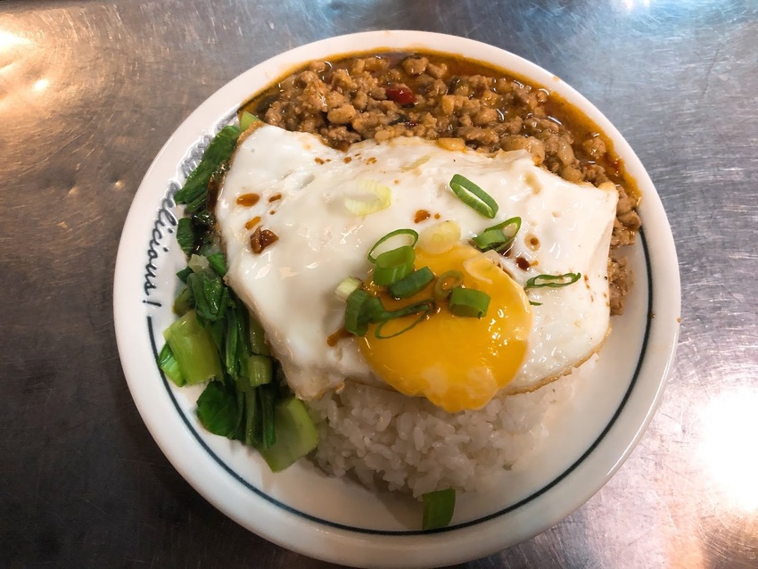 【捷運新埔站美食】迷路小巷食｜溫暖而美味的紅酒牛肉飯～感受到濃濃的台灣人情味