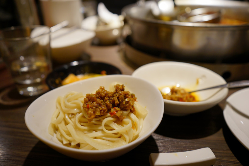 台北｜一兵一卒鍋物概念館 頂級VIP管家服務，海陸雙饗麻辣火鍋推薦！ - 奇奇一起玩樂趣