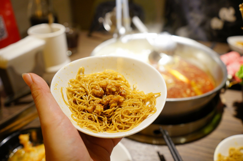 台北｜一兵一卒鍋物概念館 頂級VIP管家服務，海陸雙饗麻辣火鍋推薦！ - 奇奇一起玩樂趣