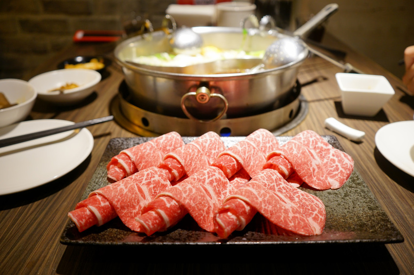 台北｜一兵一卒鍋物概念館 頂級VIP管家服務，海陸雙饗麻辣火鍋推薦！ - 奇奇一起玩樂趣