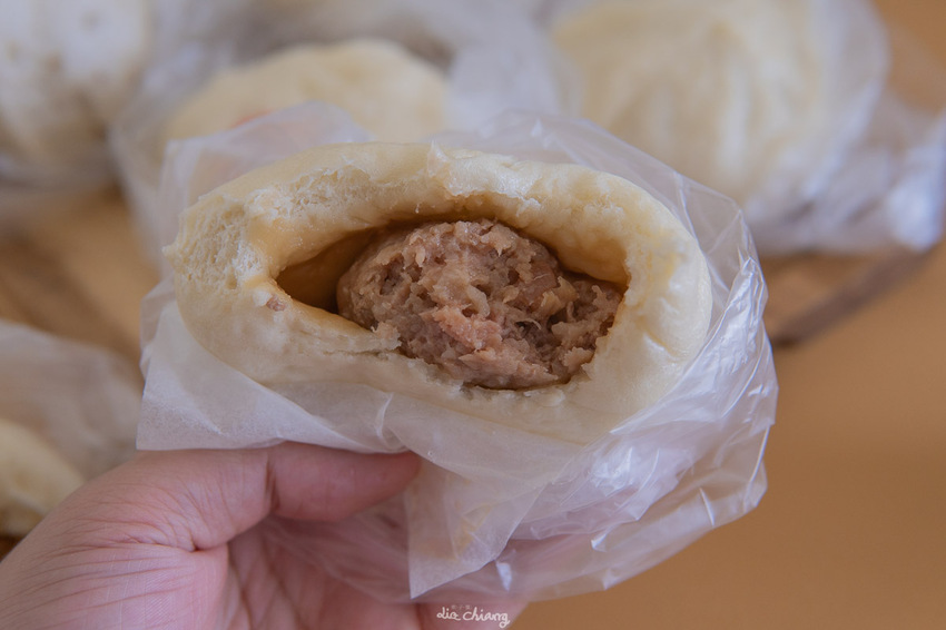 台中市南區第三市場美食，向陽東坡蛋黃鮮肉包，排隊人潮洶湧，最後一波18元要漲價囉！