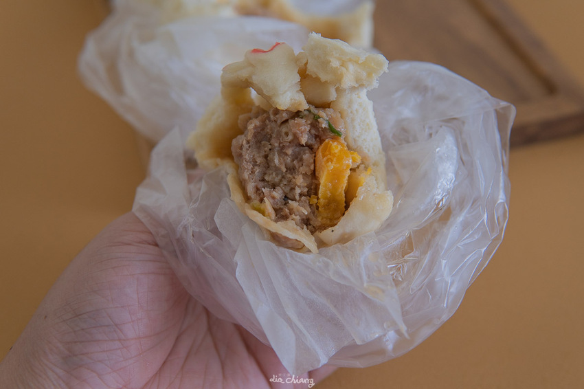 台中市南區第三市場美食，向陽東坡蛋黃鮮肉包，排隊人潮洶湧，最後一波18元要漲價囉！