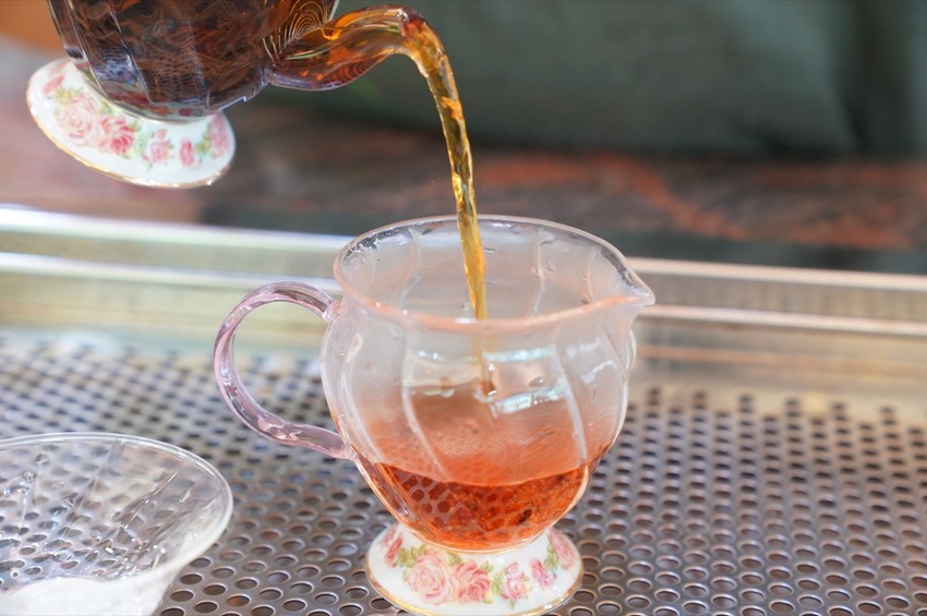 花蓮 三天兩夜|瑞穗玉里伴手禮推薦,蜜香紅茶禮盒、米麻糬、柚皮糖必買,「黃金湯」小木屋溫泉CP值超高! · 算命的說我很愛吃