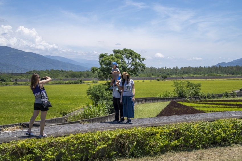 花蓮 三天兩夜|瑞穗玉里伴手禮推薦,蜜香紅茶禮盒、米麻糬、柚皮糖必買,「黃金湯」小木屋溫泉CP值超高! · 算命的說我很愛吃