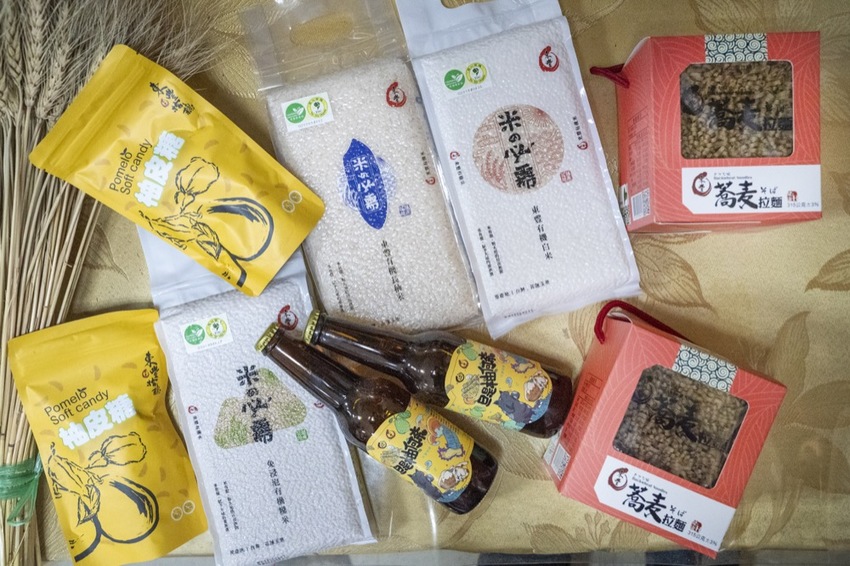 花蓮 三天兩夜|瑞穗玉里伴手禮推薦,蜜香紅茶禮盒、米麻糬、柚皮糖必買,「黃金湯」小木屋溫泉CP值超高! · 算命的說我很愛吃