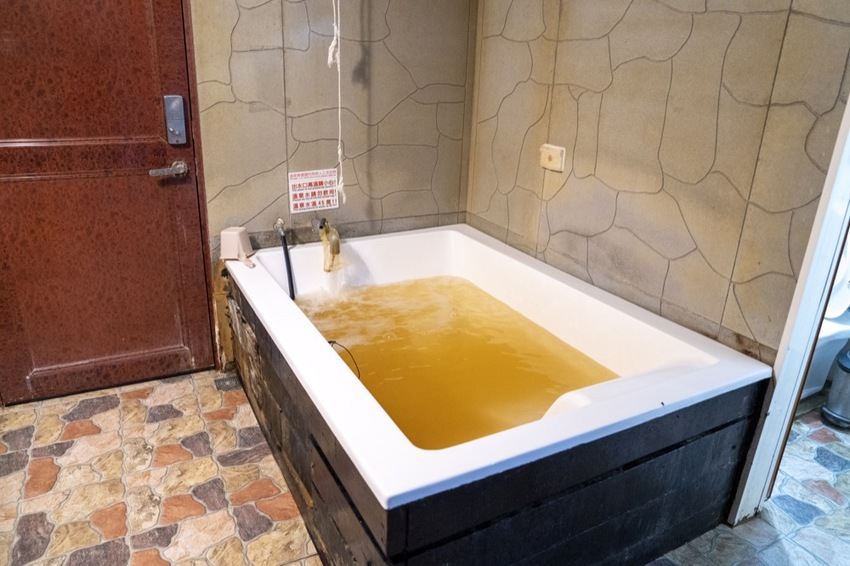 花蓮 三天兩夜|瑞穗玉里伴手禮推薦,蜜香紅茶禮盒、米麻糬、柚皮糖必買,「黃金湯」小木屋溫泉CP值超高! · 算命的說我很愛吃