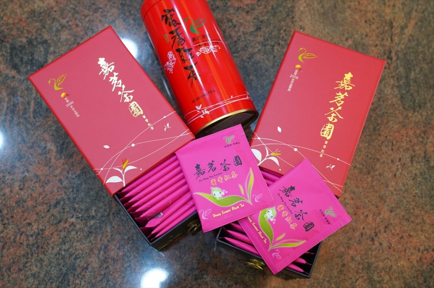 花蓮 三天兩夜|瑞穗玉里伴手禮推薦,蜜香紅茶禮盒、米麻糬、柚皮糖必買,「黃金湯」小木屋溫泉CP值超高! · 算命的說我很愛吃