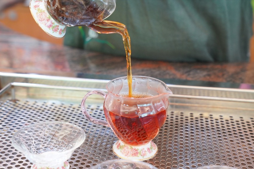 花蓮 三天兩夜|瑞穗玉里伴手禮推薦,蜜香紅茶禮盒、米麻糬、柚皮糖必買,「黃金湯」小木屋溫泉CP值超高! · 算命的說我很愛吃