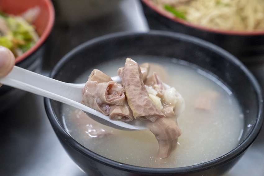 花蓮 三天兩夜|瑞穗玉里伴手禮推薦,蜜香紅茶禮盒、米麻糬、柚皮糖必買,「黃金湯」小木屋溫泉CP值超高! · 算命的說我很愛吃