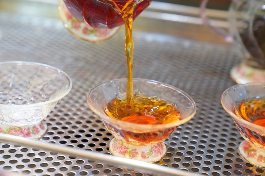 花蓮 三天兩夜|瑞穗玉里伴手禮推薦,蜜香紅茶禮盒、米麻糬、柚皮糖必買,「黃金湯」小木屋溫泉CP值超高! · 算命的說我很愛吃