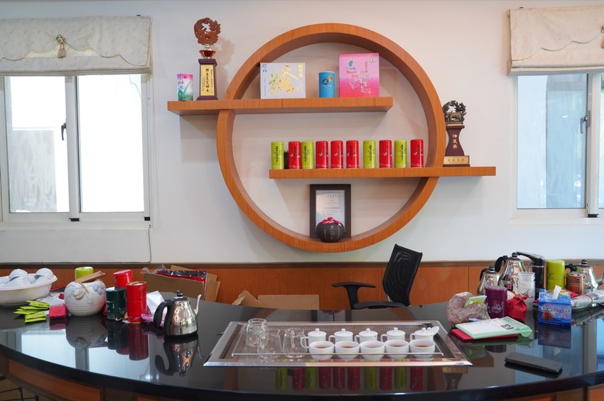 花蓮 三天兩夜|瑞穗玉里伴手禮推薦,蜜香紅茶禮盒、米麻糬、柚皮糖必買,「黃金湯」小木屋溫泉CP值超高! · 算命的說我很愛吃