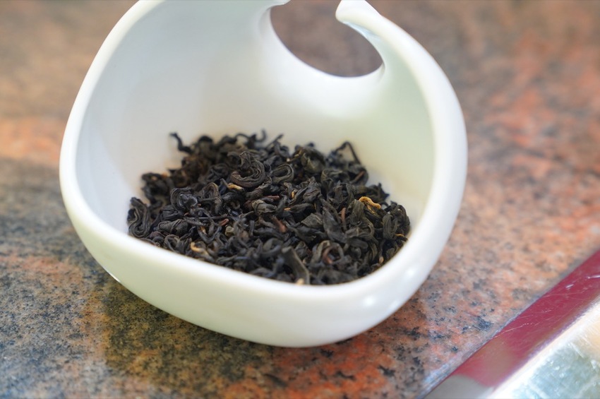 花蓮 三天兩夜|瑞穗玉里伴手禮推薦,蜜香紅茶禮盒、米麻糬、柚皮糖必買,「黃金湯」小木屋溫泉CP值超高! · 算命的說我很愛吃