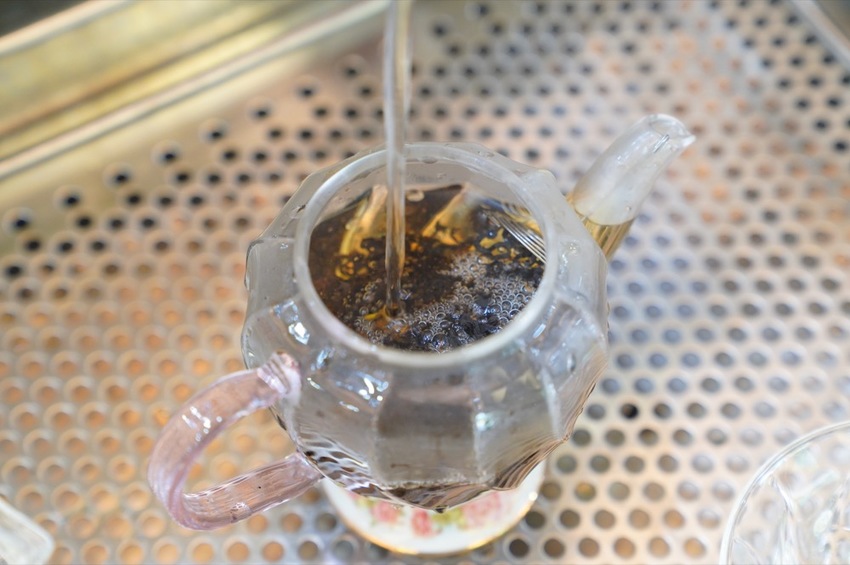 花蓮 三天兩夜|瑞穗玉里伴手禮推薦,蜜香紅茶禮盒、米麻糬、柚皮糖必買,「黃金湯」小木屋溫泉CP值超高! · 算命的說我很愛吃