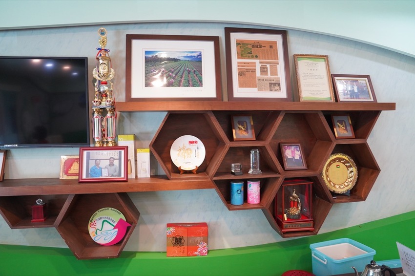 花蓮 三天兩夜|瑞穗玉里伴手禮推薦,蜜香紅茶禮盒、米麻糬、柚皮糖必買,「黃金湯」小木屋溫泉CP值超高! · 算命的說我很愛吃