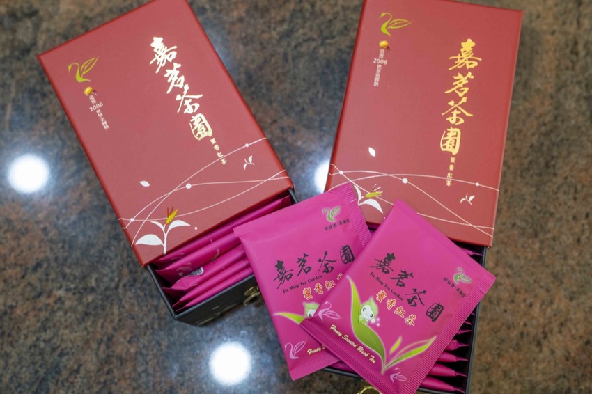 花蓮 三天兩夜|瑞穗玉里伴手禮推薦,蜜香紅茶禮盒、米麻糬、柚皮糖必買,「黃金湯」小木屋溫泉CP值超高! · 算命的說我很愛吃