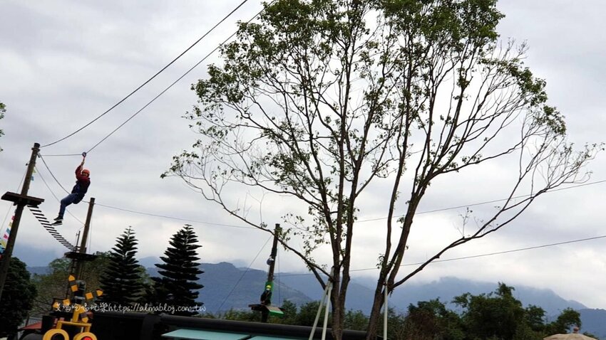 〖天送埤〗挑戰你的恐懼！10公尺高空伐木星空．搭乘五分仔小火車．DIY窯烤披薩．輕旅行 - 艾瑪▪ 享受吃喝玩樂札記