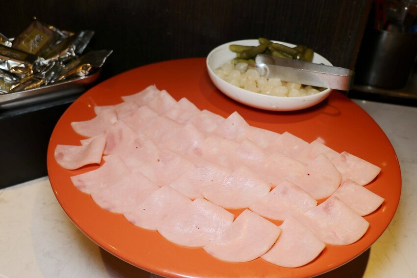 跨國界精緻料理Buffet這裡吃.周末還有加碼北海道帝王蟹味噌湯和現煎安格斯黑牛排吃到飽.台北寒舍艾美酒店♥