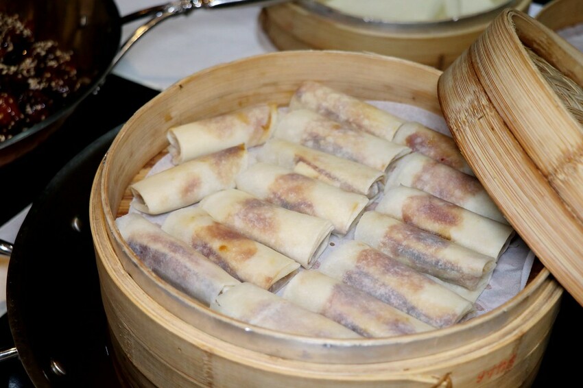 跨國界精緻料理Buffet這裡吃.周末還有加碼北海道帝王蟹味噌湯和現煎安格斯黑牛排吃到飽.台北寒舍艾美酒店♥