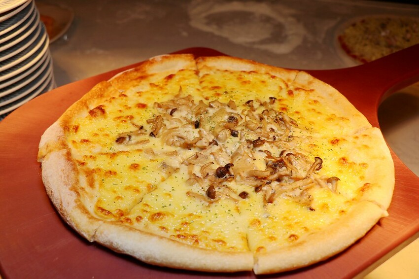 跨國界精緻料理Buffet這裡吃.周末還有加碼北海道帝王蟹味噌湯和現煎安格斯黑牛排吃到飽.台北寒舍艾美酒店♥